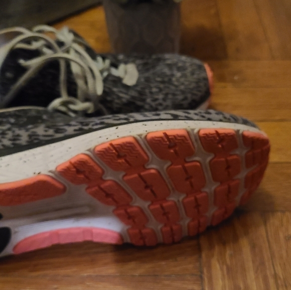 RUNNING OR WORKOUT SNEAKERS 7.5 - Picture 5 of 7